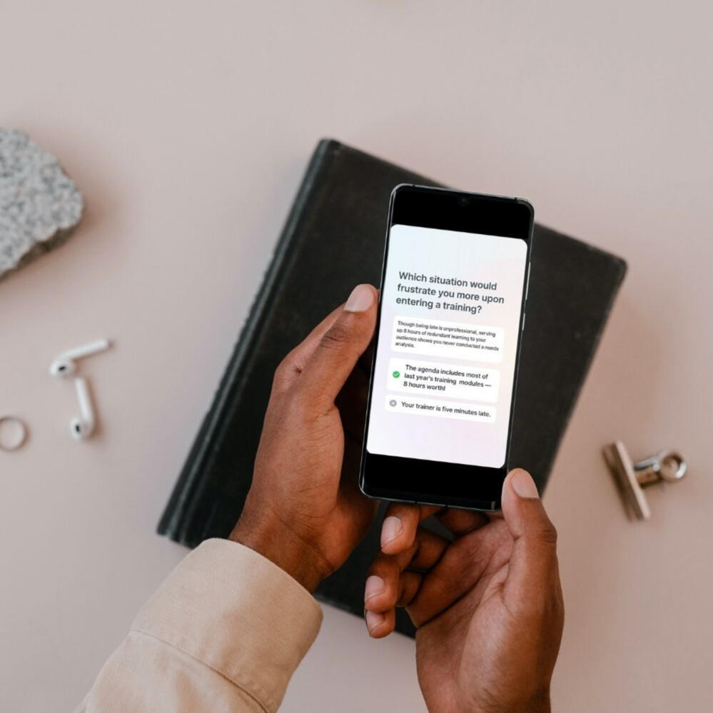 Man holding smartphone featuring an interactive quiz made in 7Taps.